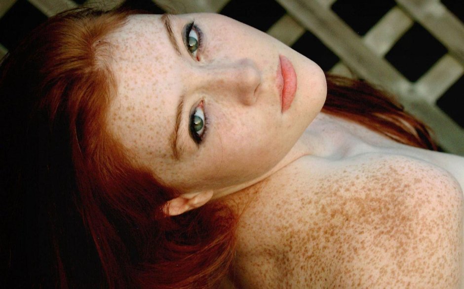 Рыжая девушка с веснушками