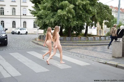 Голая по улице