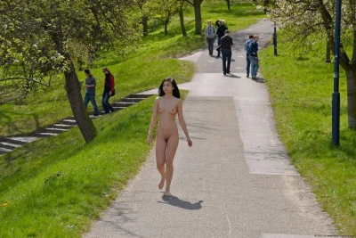 Голые красотки на прогулке