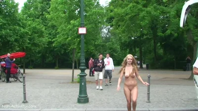 Гуляет голая по улице