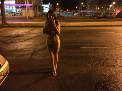 Девушка голая на улице