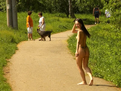 Голая девушка на улице