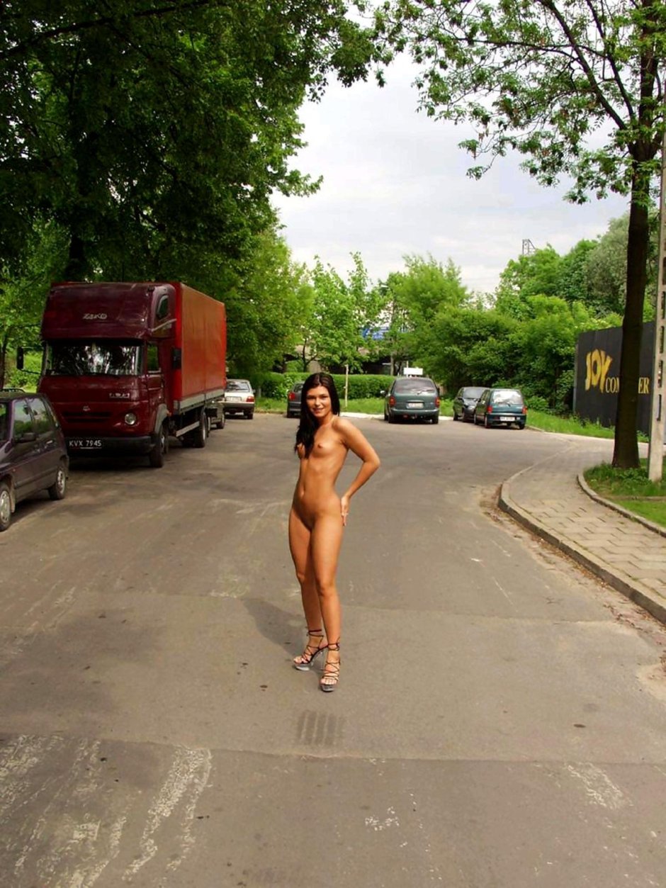 Голышом по улице