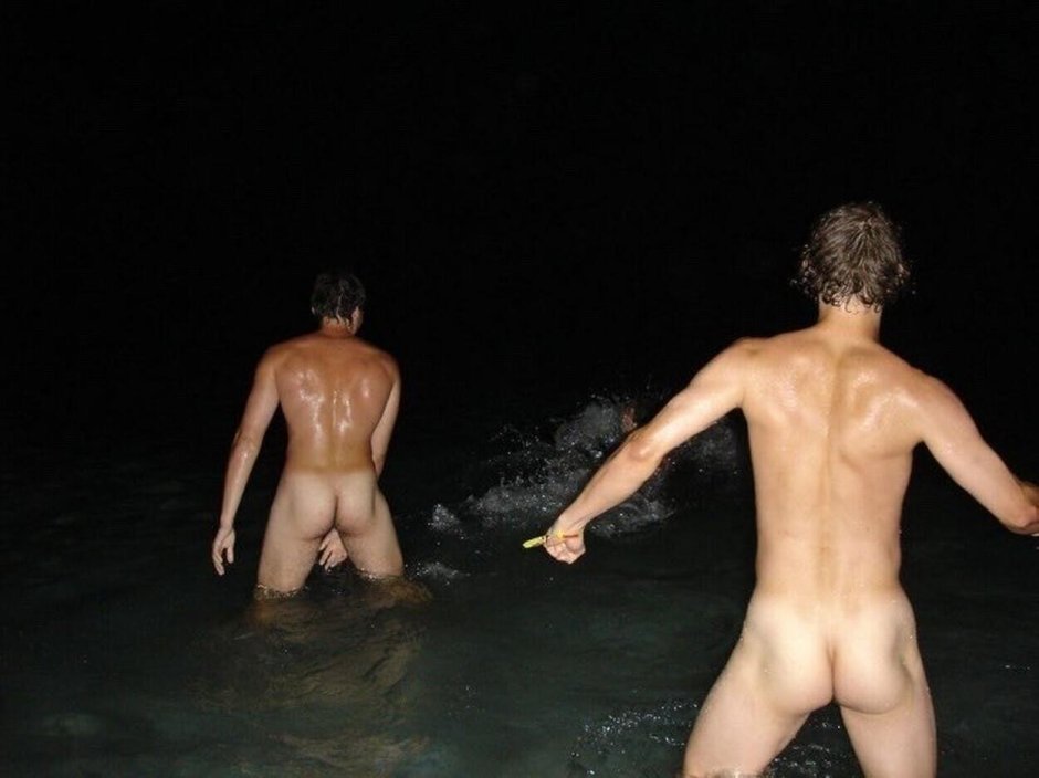 Голіе парни купаются