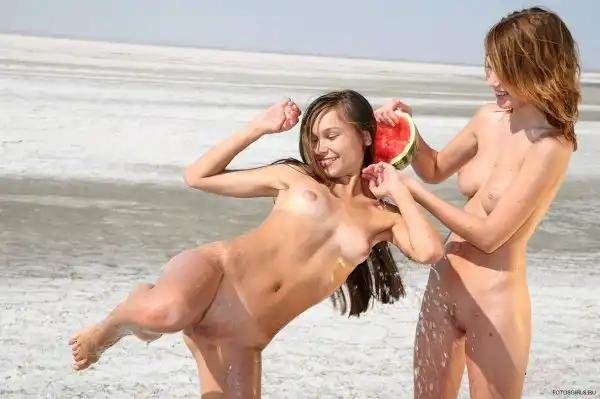 Голые бабы с дочками на пляже