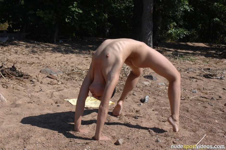 Юные гимнастки на пляже