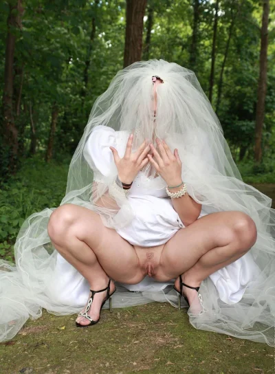 Под платьем невесты