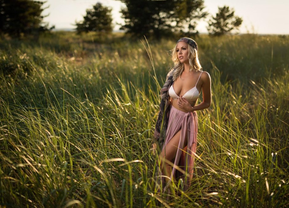 Красивая грудь на природе