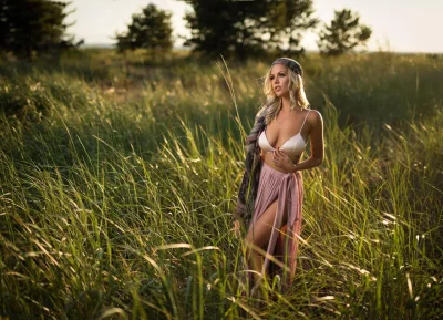 Красивая грудь на природе