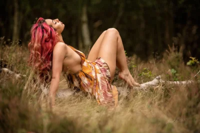 Рыжие девушки позируют