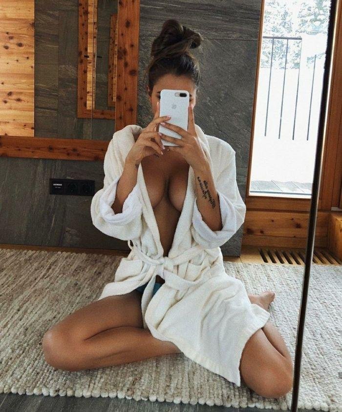 Девушка в банном халате