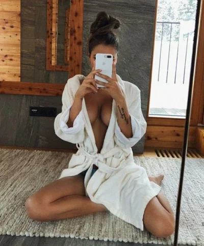 Девушка в банном халате