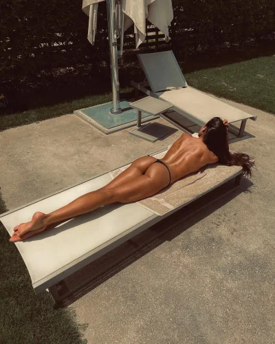 Загорает без лифчика