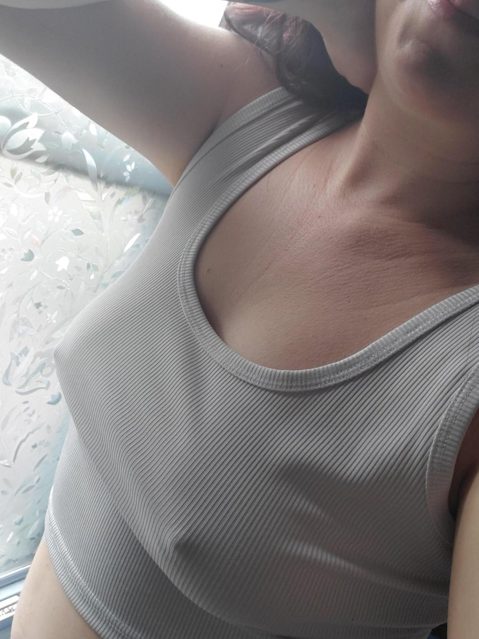 Жена без лифчика