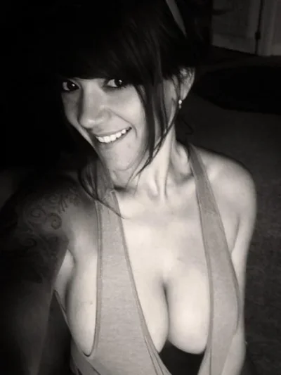 Девушка показала сиськи