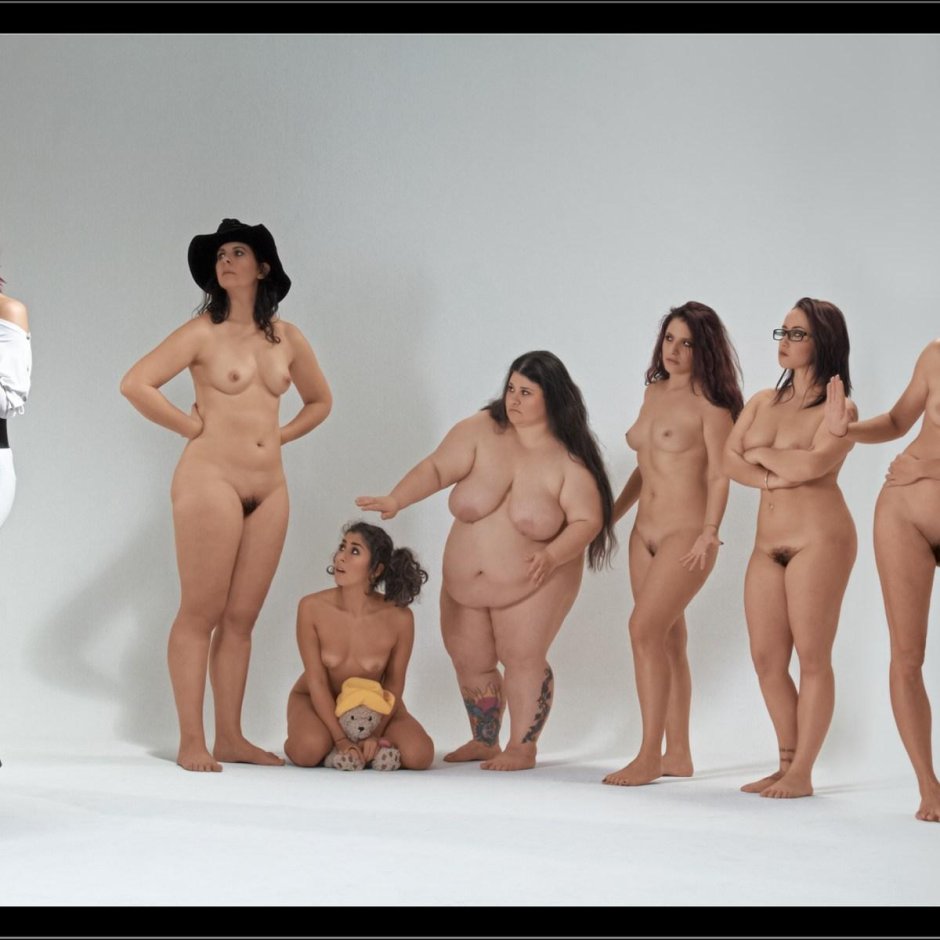 Много голых женщин