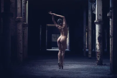 Голая танцовщица