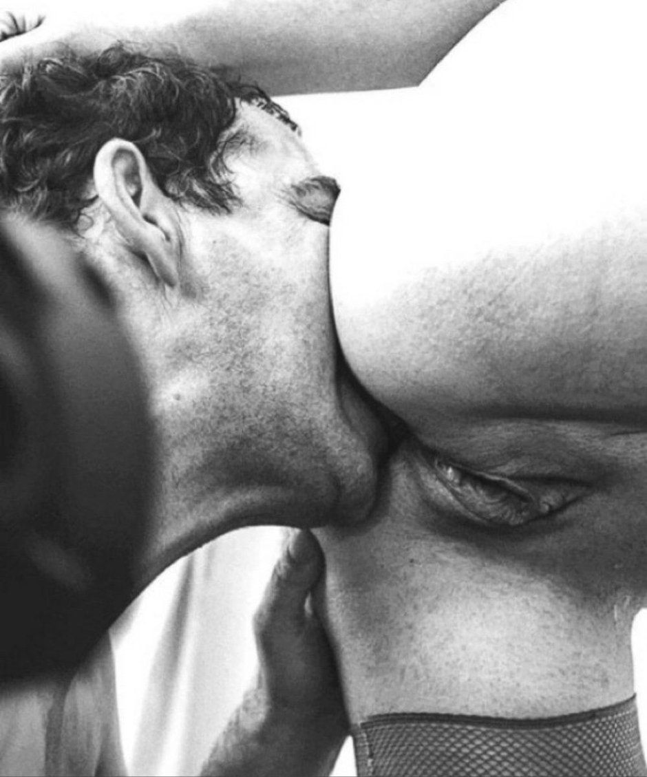 Страстный эротический поцелуй