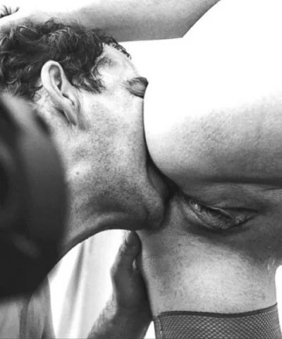 Страстный эротический поцелуй