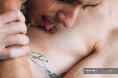 Облизывает соски