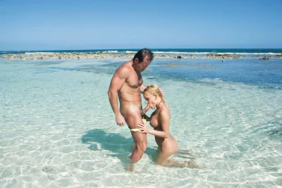 Голая пара на пляже