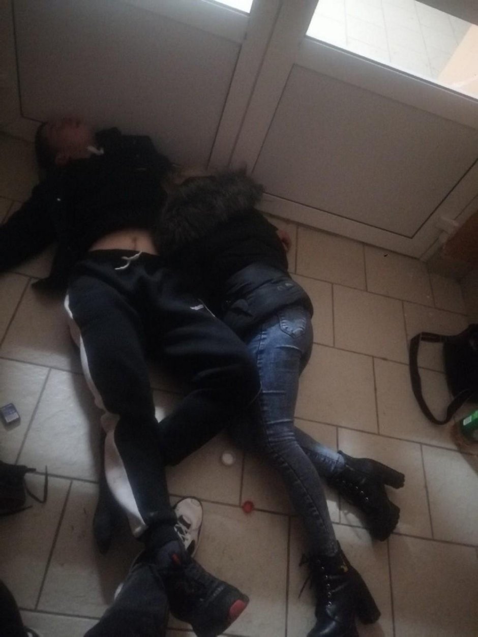 Девушка на вписке