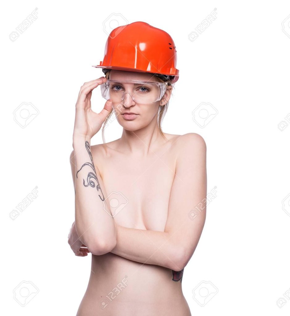 Женщина в каске