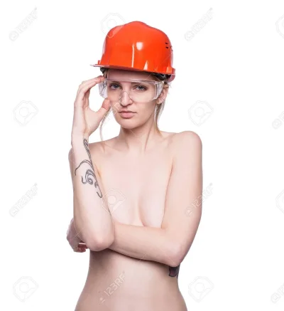 Женщина в каске