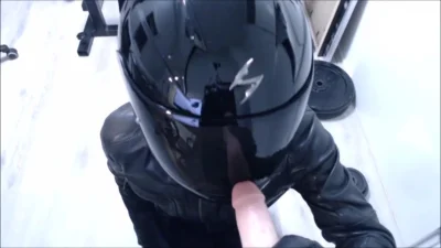 Девушка в шлеме