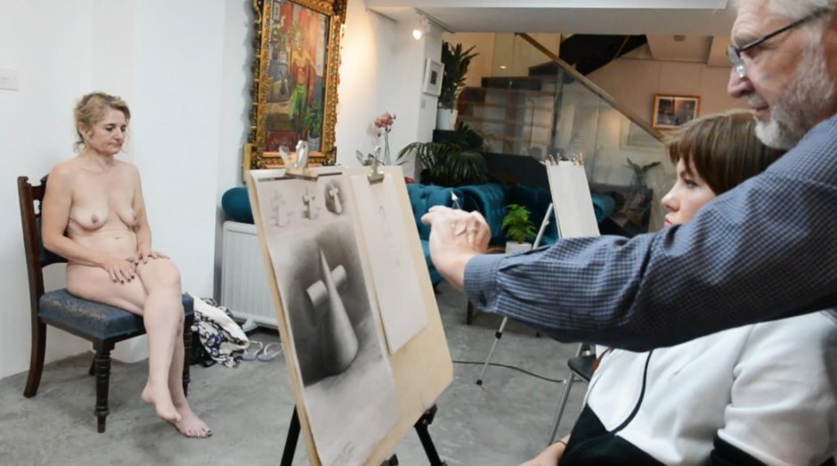 Жена позирует художнику