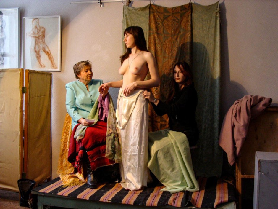 Натурщица в студии