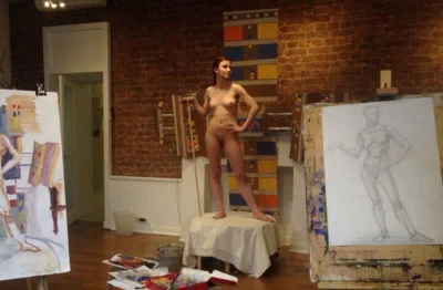 Натурщицы позируют художникам