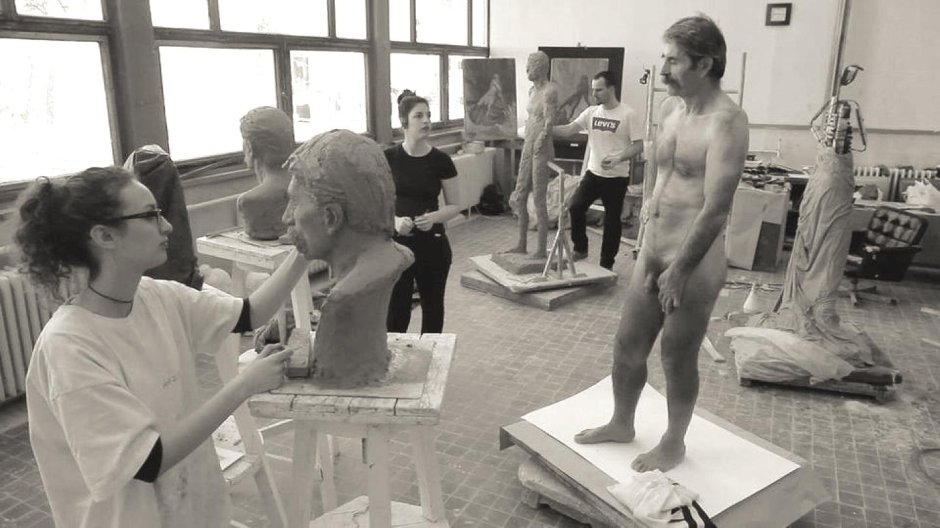 Голые натурщицы в аудитории