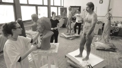 Голые натурщицы в аудитории