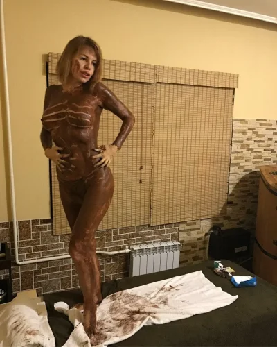 Девушка обмазанная шоколадом