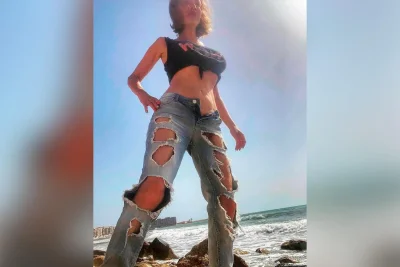 В рваных джинсах