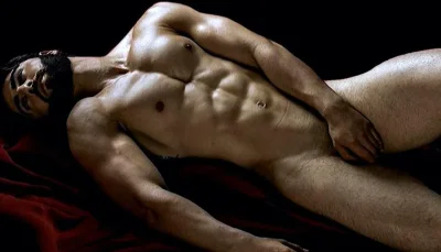 Красивое голое мужское тело