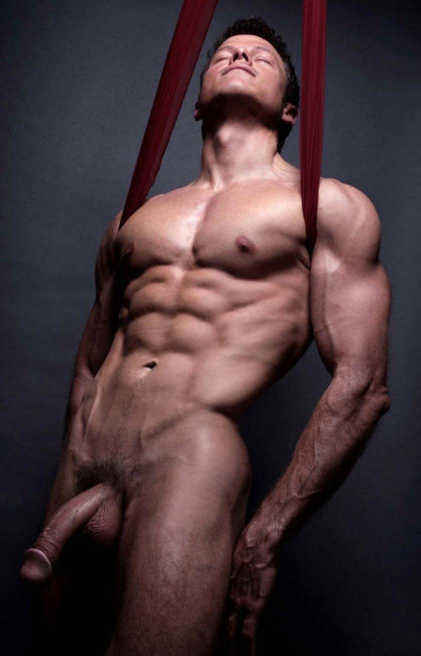 Мужчина мускулистый