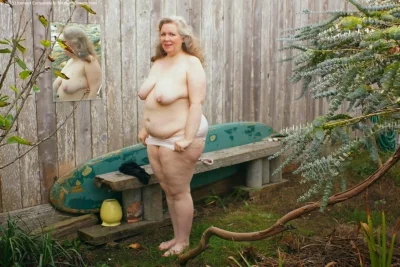 Голые пожилые на даче женщины