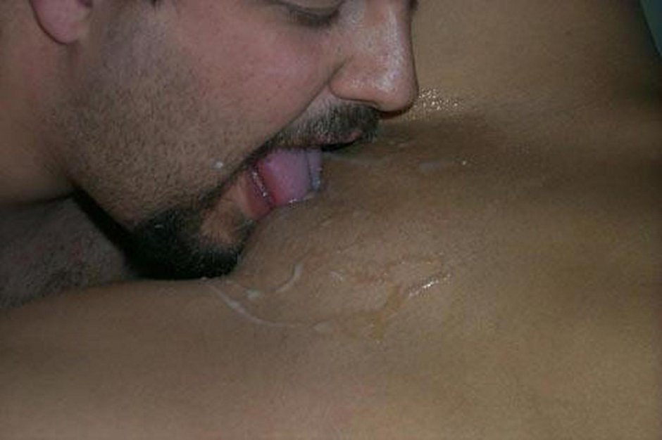 Слизал сперму с груди