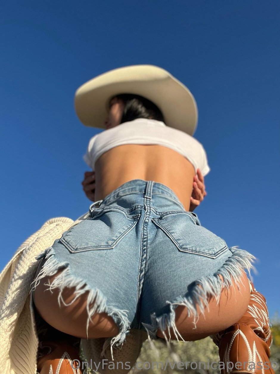 Девушки в супер коротких шортах