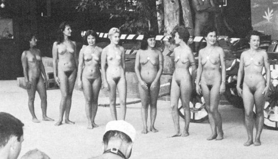 Советские женщины в купальниках