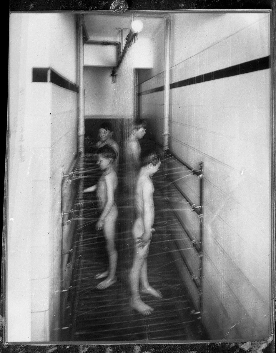 Мальчики в душе