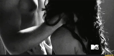 Страстный эротический поцелуй