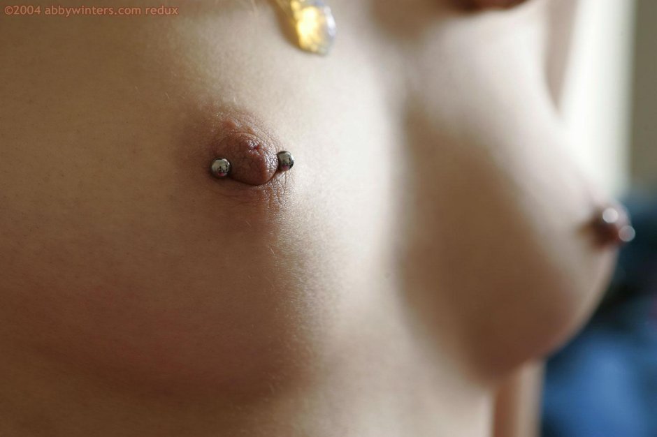 Проколотая женская грудь