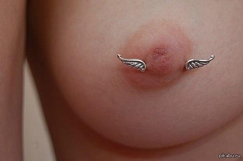 Соски с пирсингом