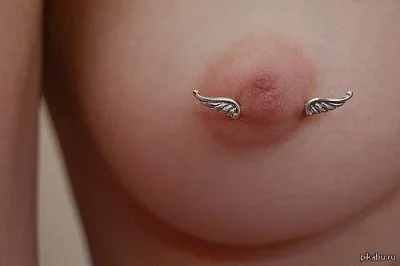 Соски с пирсингом