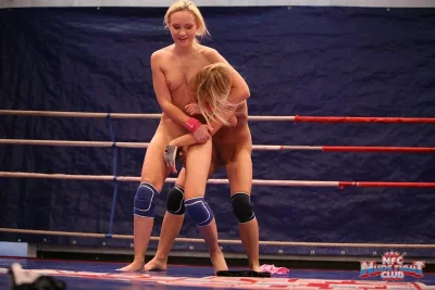 Борьба голых женщин на ринге