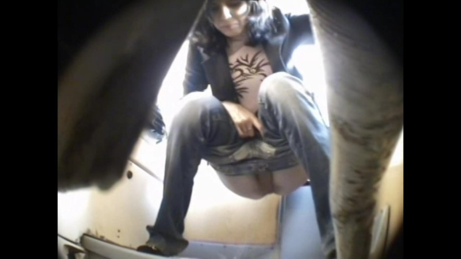 Скрытая камера в туалете поезда