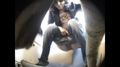 Скрытая камера в туалете поезда